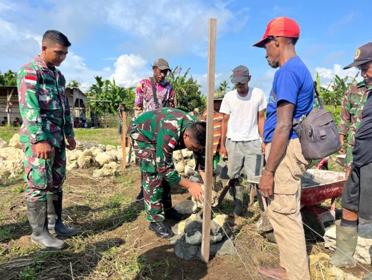 Satgas Yonif 122/TS Bersama Warga Laksanakan Karya Bhakti Bangun Masjid di Perbatasan Papua