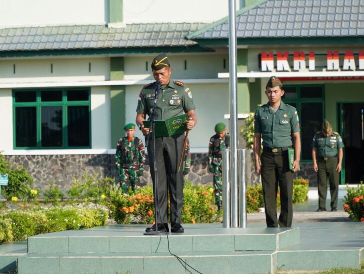 Dandim 1208/Sambas Letkol Czi Priyo Hindrarto S.I.P Pimpin Upacara Bendera Hari Senin