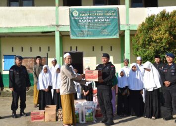 Kegiatan Berbagi Satbrimob Polda Kalbar Disalah Satu Pondok Pesantren