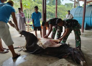 Personel Satgas Yonif 122/TS Pos Kout Laksanakan Ibadah Shalat Ied Serta Bantu Pemotongan Kurban