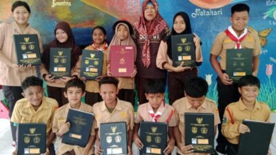 Acara Perpisahan dan Penerimaan Rapor Murid Anak Sekolah Di SDN 015 Muara Wahau 