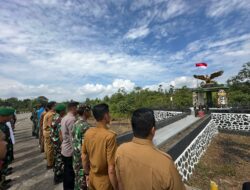 Pengibaran Bendera Merah Putih di Tugu Kedaulatan RI-Malaysia