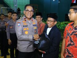 Bagikan Ribuan Paket Sembako, Ops NCS Polri Bawa Pesan Pilkada Damai di Jawa Timur