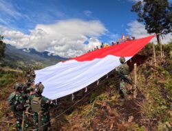 Satgas Habema Bersama Warga Eromaga Bentangkan Bendera Merah Putih Raksasa