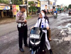 Teguran Humanis Personil Sat Lantas Polres Takalar kepada Pengendara Tanpa Helm