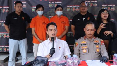 Berselisih Hingga Tusuk Punggung Tetangga Secara Bertubi, Dua Pria Ditangkap Polsek Tambora