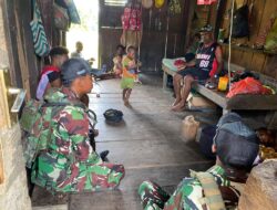 Ciptakan Hubungan Harmonis, Satgas Yonif 641/Bru Anjangsana Kerumah Penasehat Kampung Muaranawa
