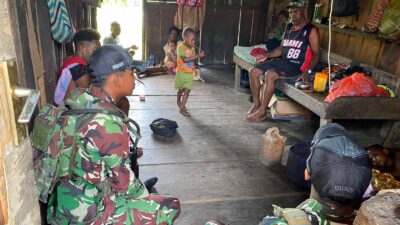 Ciptakan Hubungan Harmonis, Satgas Yonif 641/Bru Anjangsana Kerumah Penasehat Kampung Muaranawa