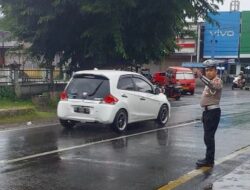 Personel Sat Lantas Polres Takalar Tetap Giat Laksanakan Pengaturan Lalulintas Meski Hujan