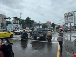 Polwan Polres Gowa Laksanakan Pengamanan Salat Jumat di Sejumlah Masjid