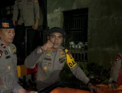 Tim SAR Batalyon A Pelopor Brimob Polda Sulsel Evakuasi Warga Terdampak Banjir di Makassar