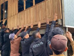 Tim SAR Brimob Sulsel Bantu Pembongkaran Rumah Warga Terdampak Longsor di Soppeng