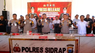 Kapolda Sulsel Pimpin Press Release Pengungkapan Kasus Narkoba dan Pupuk Bersubsidi di Polres Sidrap