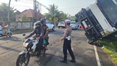 Akibat Bahu Jalan Amblas truck mengangkut keramik Tergelincir dan terbalik