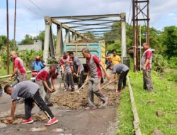 Kasat Binmas Polres Takalar Turun Langsung Perbaiki Jalan Berlubang di Jembatan Tala