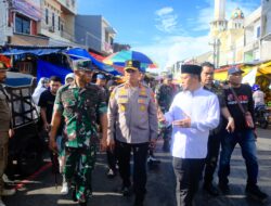 Kapolda Sulsel Bersama Gubernur Sulsel Melakukan Pemantauan Harga ke Pasar dan Distributor Sembako