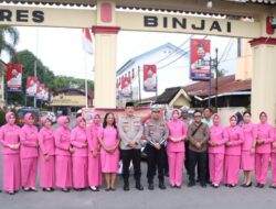 Kapolres Binjai Berbagi Takjil Kepada Pengguna Jalan Yang Melintasi Mako Polres Binjai