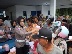 Polwan Polres Takalar dan HMIWATI Berbagi Takjil di Hari Perempuan Internasional