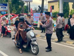 Polres Takalar Gelar Bakti Sosial, Bagikan Takjil kepada Pengendara di Bulan Ramadhan