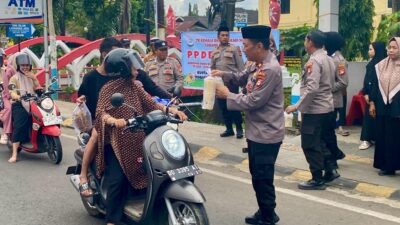 Polres Takalar Gelar Bakti Sosial, Bagikan Takjil kepada Pengendara di Bulan Ramadhan