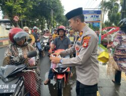 Polres Takalar Gelar Aksi Berbagi Takjil untuk Pengendara di Bulan Ramadhan