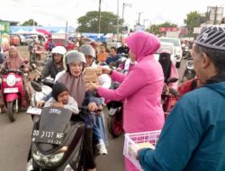 “Bhayangkari Peduli” Berbagi Takjil di Galesong Selatan, Wujud Kepedulian di Bulan Ramadhan