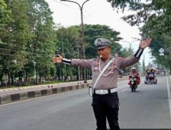 Wujud Pelayanan Prima, Sat Lantas Takalar Atur Lalin dan Bantu Warga Menyeberang