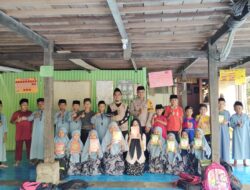 Giat Positif Polres Gowa, Bhabinkamtibmas Polsek Bajeng : Dukungan Pendidikan Ke Generasi Muda, Bagikan Al-Quran dan buku Iqra.