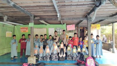 Giat Positif Polres Gowa, Bhabinkamtibmas Polsek Bajeng : Dukungan Pendidikan Ke Generasi Muda, Bagikan Al-Quran dan buku Iqra.