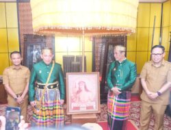 Kapolri Dikukuhkan Gelar Adat di Kabupaten Bone dalam Kunjungan Mendampingi Mentan RI