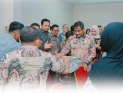 Sedang Rapat Paripurna Di Kantor DPRD, Walikota Binjai Lakukan Penggalangan Dana Donasi Untuk Palestina 