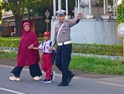 Satlantas Polres Takalar Kawal Keselamatan Anak Sekolah di Pagi Hari