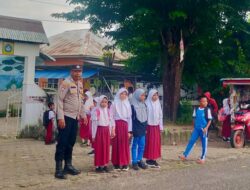 Sigap di Pagi Hari, Polisi di Mapsu Antar Pelajar Seberangi Jalan dengan Aman
