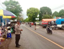 Bhabinkamtibmas Desa Lengkese Amankan dan Atur Lalin di Pasar Modern Tradisional