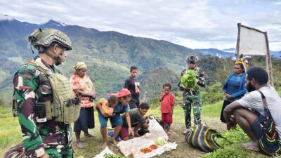 Demi Rakyat! Prajurit TNI Turun Langsung Borong Hasil Bumi Papua