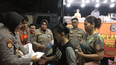 Polisi Bagikan Makanan ke Ratusan Korban Terdampak Banjir di Jakarta