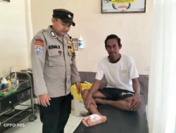 Peduli Sesama, Bhabinkamtibmas Kelurahan Sabintang Antar Korban Luka ke Puskesmas Pattalassang
