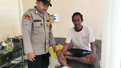 Peduli Sesama, Bhabinkamtibmas Kelurahan Sabintang Antar Korban Luka ke Puskesmas Pattalassang