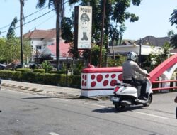 SAT LANTAS POLRES TAKALAR LAKSANAKAN GATUR JAM PULANG SEKOLAH UNTUK CIPTAKAN KELANCARAN LALU LINTAS