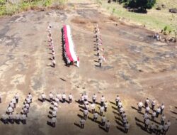 Polres Takalar Bentangkan Bendera Merah Putih Sepanjang 20 Meter di puncak Bulu Pe’da 