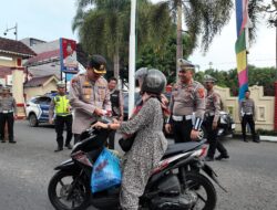 Menyambut HUT RI Ke-80 : Kapolres Binjai Bagikan Puluhan Bendera Merah Putih Ke Pengendara Sepeda Motor