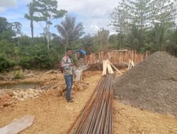Ketua LSM GMBI Distrik Muna Barat Bongkar Dugaan Penyimpangan, Proyek Jembatan Tolimbo Disebut Gunakan Material Kawasan Hutan Tanpa Izin