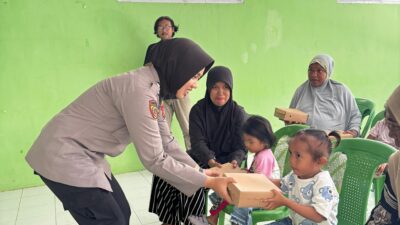 Jumat Berkah, Polres Takalar Berbagi Menu Bergizi untuk Anak Stunting dan Ibu Hamil di Kecamatan Mappakasunggu