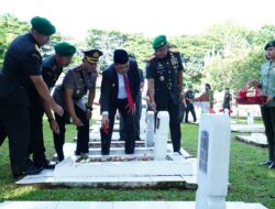 Tabur Bunga Penuh Makna Peringati Hari Juang TNI AD Ke-80 Tahun 2025, Pangdam XIV/Hsn Pimpin Ziarah Rombongan di TMP Maros