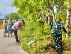 Bhabinkamtibmas Bersama TNI dan Warga Gelar Kerja Bakti Jaga Kebersihan Desa Sampulungan
