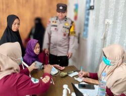 Bhabinkamtibmas Sabintang Wujudkan Polri Humanis, Antar Lansia Sakit Kontrol Kesehatan