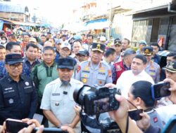 Kapolda Sulsel Bersama Gubernur Tinjau Harga Bahan Pokok di Pasar Terong Makassar