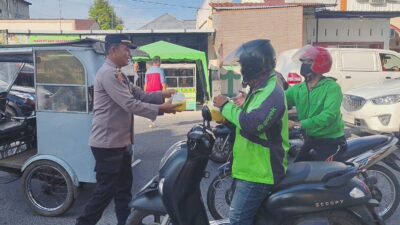 Hadir Ditengah Masyarakat, Polres Binjai Berbagi Takjil di Bulan Suci Ramadhan