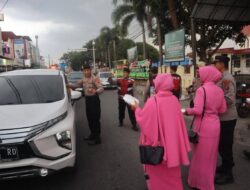 Personil Polres Binjai Bersama Bhayangkari Berbagi Takjil di Bulan Suci Ramadhan 1447 Hijriah