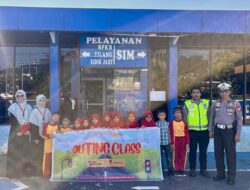 Belajar Tertib Lalu Lintas Sejak Dini, Satlantas Polres Takalar Edukasi Siswa Lewat Outing Class di Satpas SIM